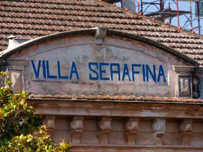 Il proprietario la battezz� subito con il nome di sua moglie Ettorina, le cui lettere si distinguono ancora oggi sotto la scritta blu dell�attuale appellativo